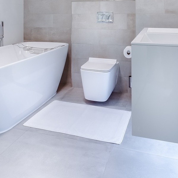 Baños con esencia mallorquina: diseño, frescura y elegancia insular